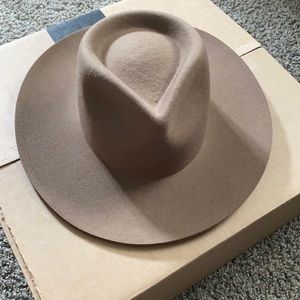 Gigi pip hat, brand new without tags